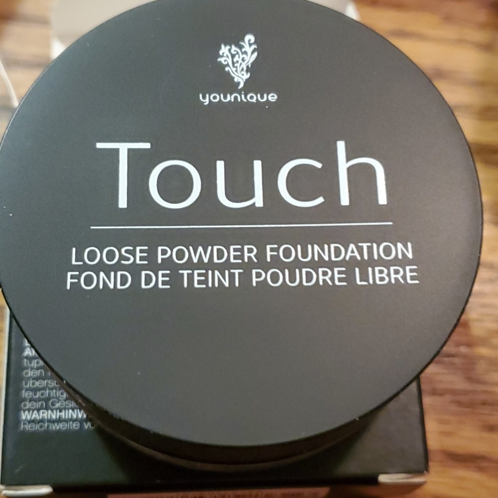Younique touch loose foundation in chashmere